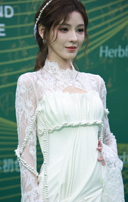 张予曦现身杭州出席草本初色活动