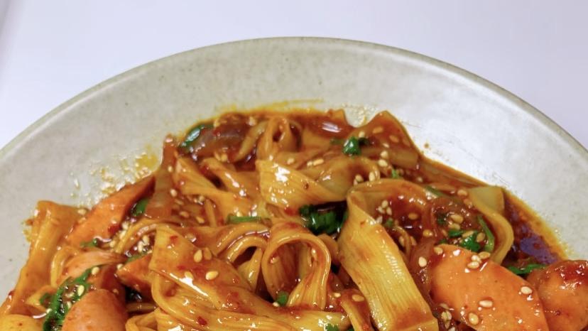 火腿炒冷面：一口锅铲炒出的烟火江湖