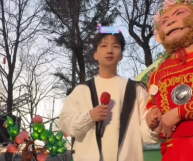 岳云鹏的徒弟刘筱亭
去长春动物园看望“雪饼猴”王铁柱，台下有观众大喊：“郭德纲的