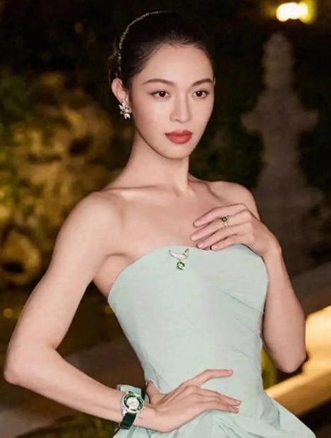 钟楚曦造型设计引爆时尚圈绝非偶然。极简高级 + 骨相美+蓝色斜肩闪钻裙亮瞎了。