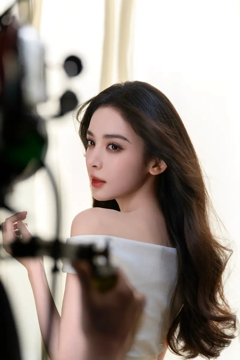 娜扎穿露肩白裙美神降临 大波浪卷发温柔明艳