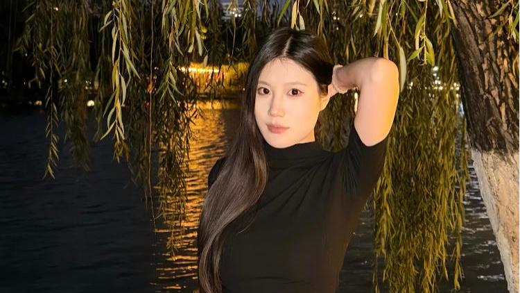 黑短袖配牛仔裤，为什么晚上拍照最好看？