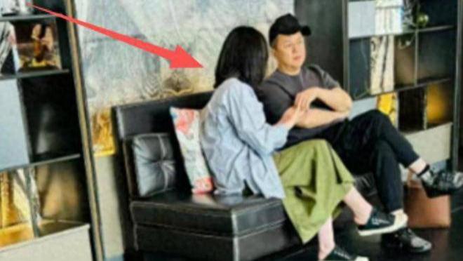 54岁李亚鹏现身香港，满脸疲惫状态差
