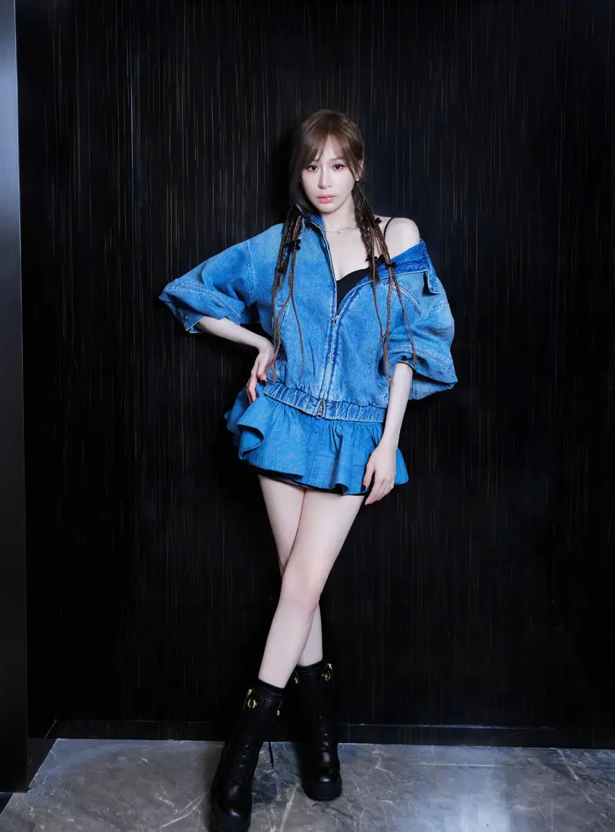 王心凌穿蓝色牛仔连衣裙清新靓丽！