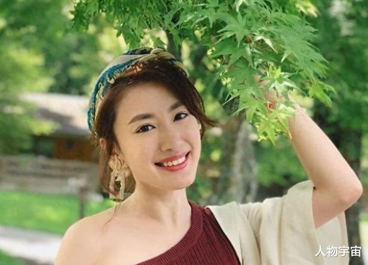 电视台高层老公离职，TVB花旦蒋家旻名牌包晒不停，内核稳幸福