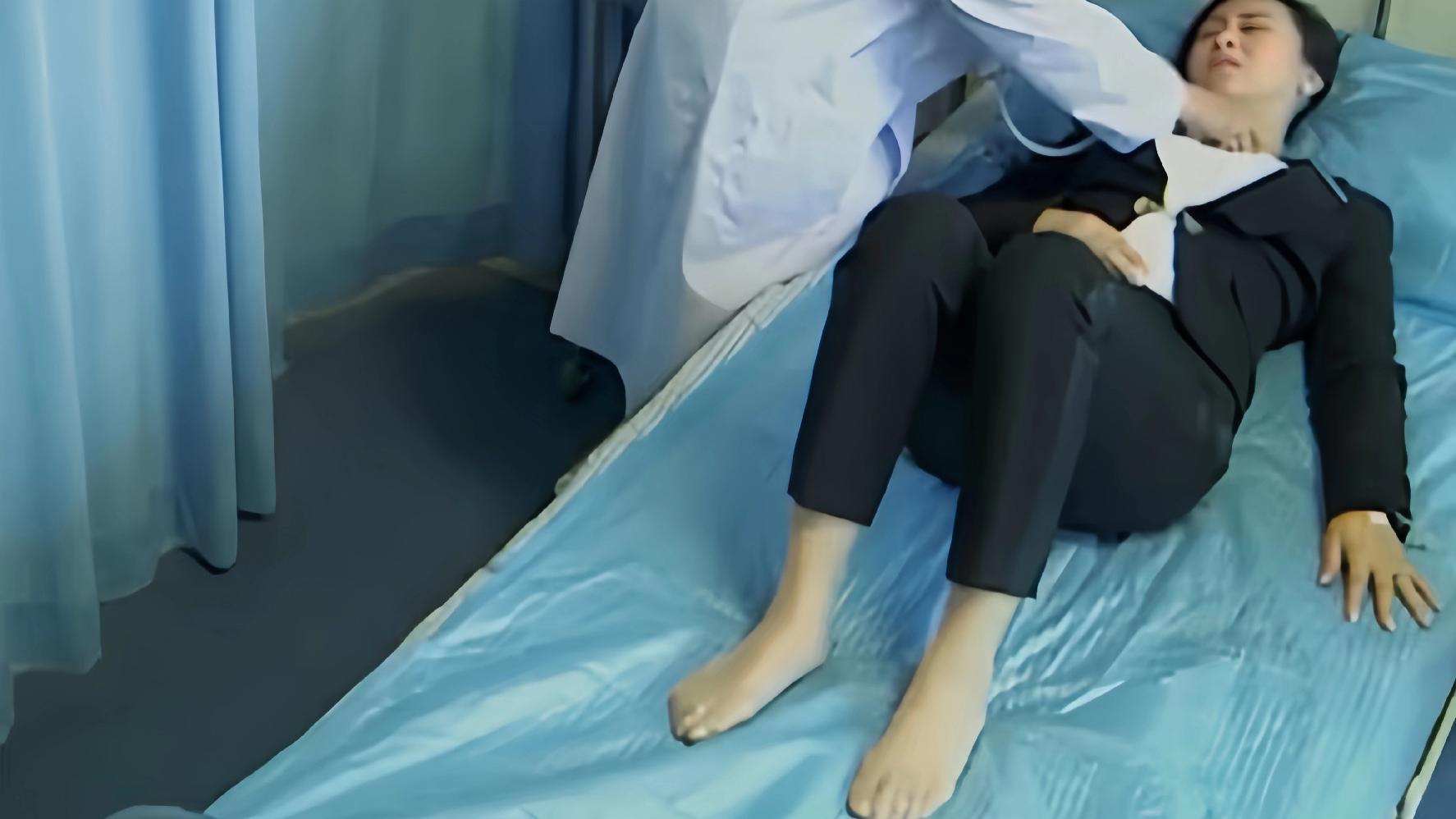 翁虹太敢了！同龄女星都遮遮掩掩，她却大方露足尖，这才是女神！