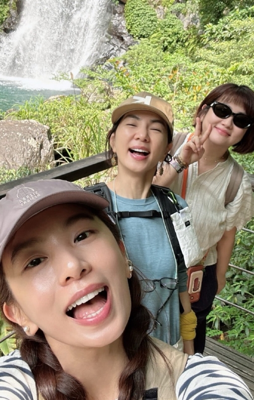 she合体爬山了！怎么Ella那么好笑还带了包子！什么时候能合体开演唱会？ ​