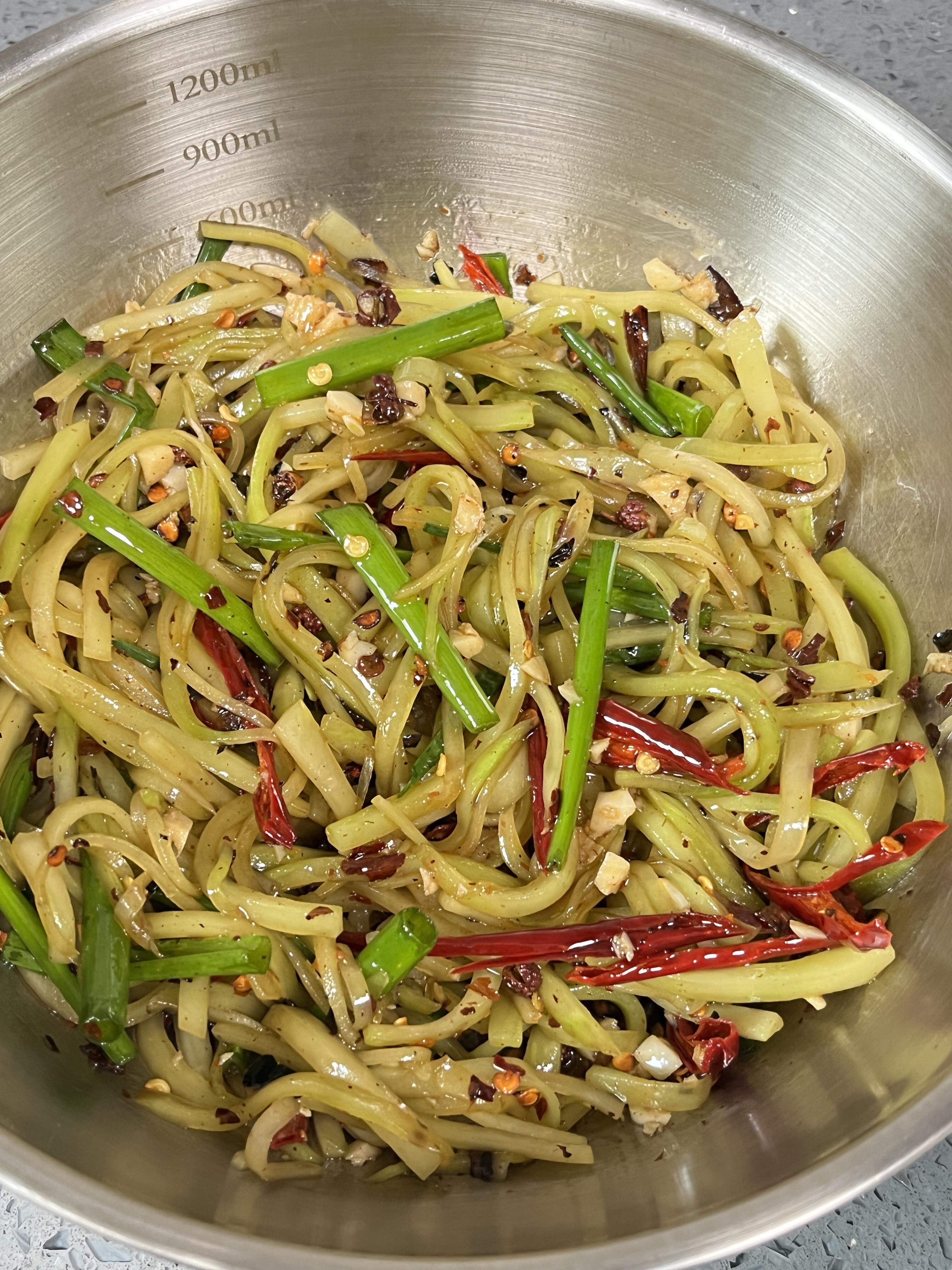 炝拌莴笋丝✨清爽脆嫩，比炒的还好吃，巨下饭
今天解锁炝拌莴笋丝，口感和炒的完全不