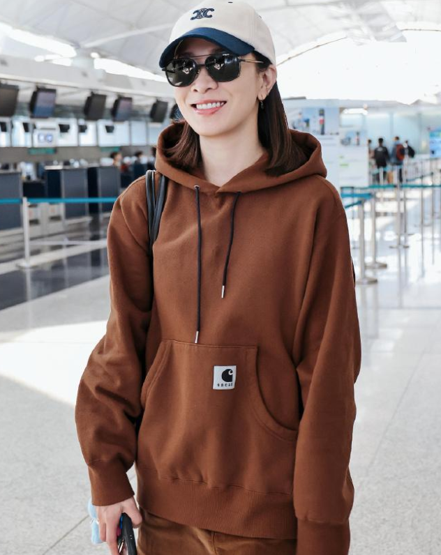 佘诗曼机场私服真会穿！
棕色连帽卫衣+短裙+毛绒靴子，休闲时髦又洋气