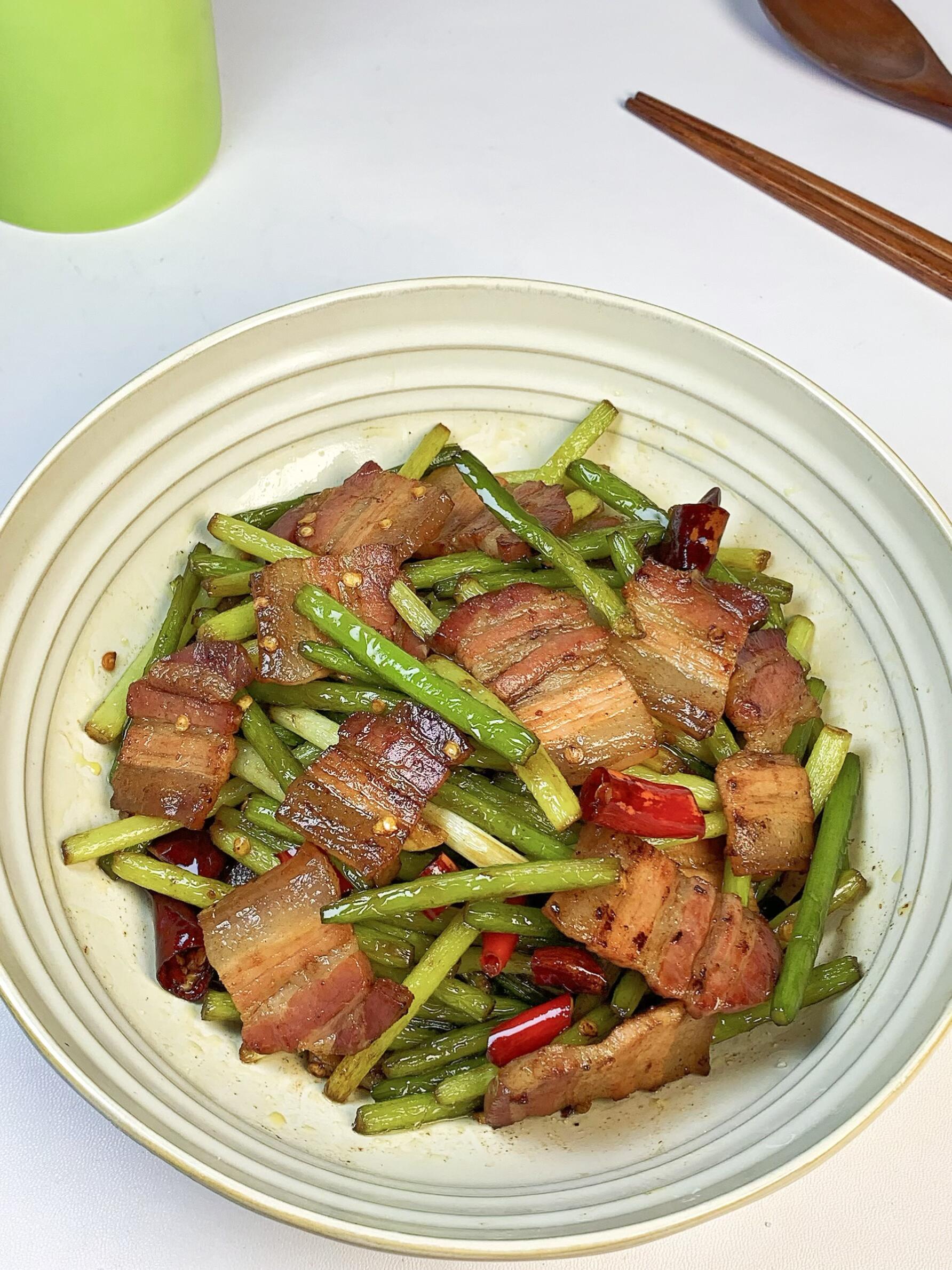 香辣蒜苔炒咸肉🥓配米饭能炫3碗
谁懂啊家人们😭 挖到宝了！这道香辣蒜苔炒咸肉