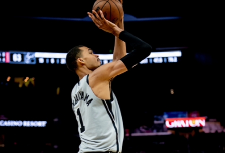 文班亚马狂砍41分18篮板带领马刺大胜特大残阵勇士。NBA常规赛，马刺客场挑战特