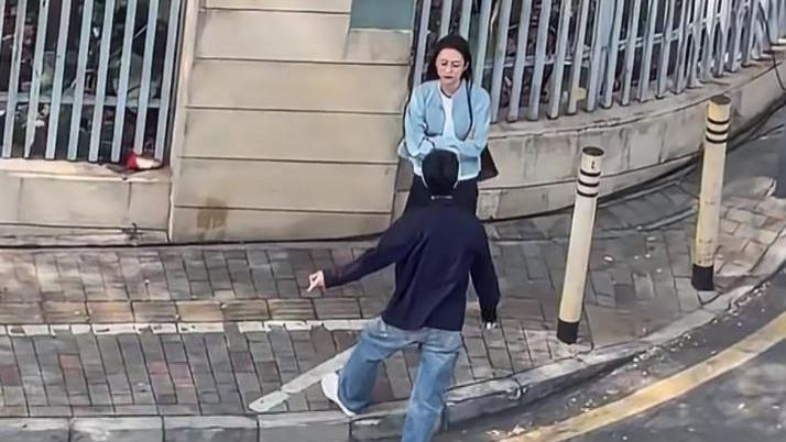 原来你是这样的肖战，片场用脚打节奏哄同事开心！