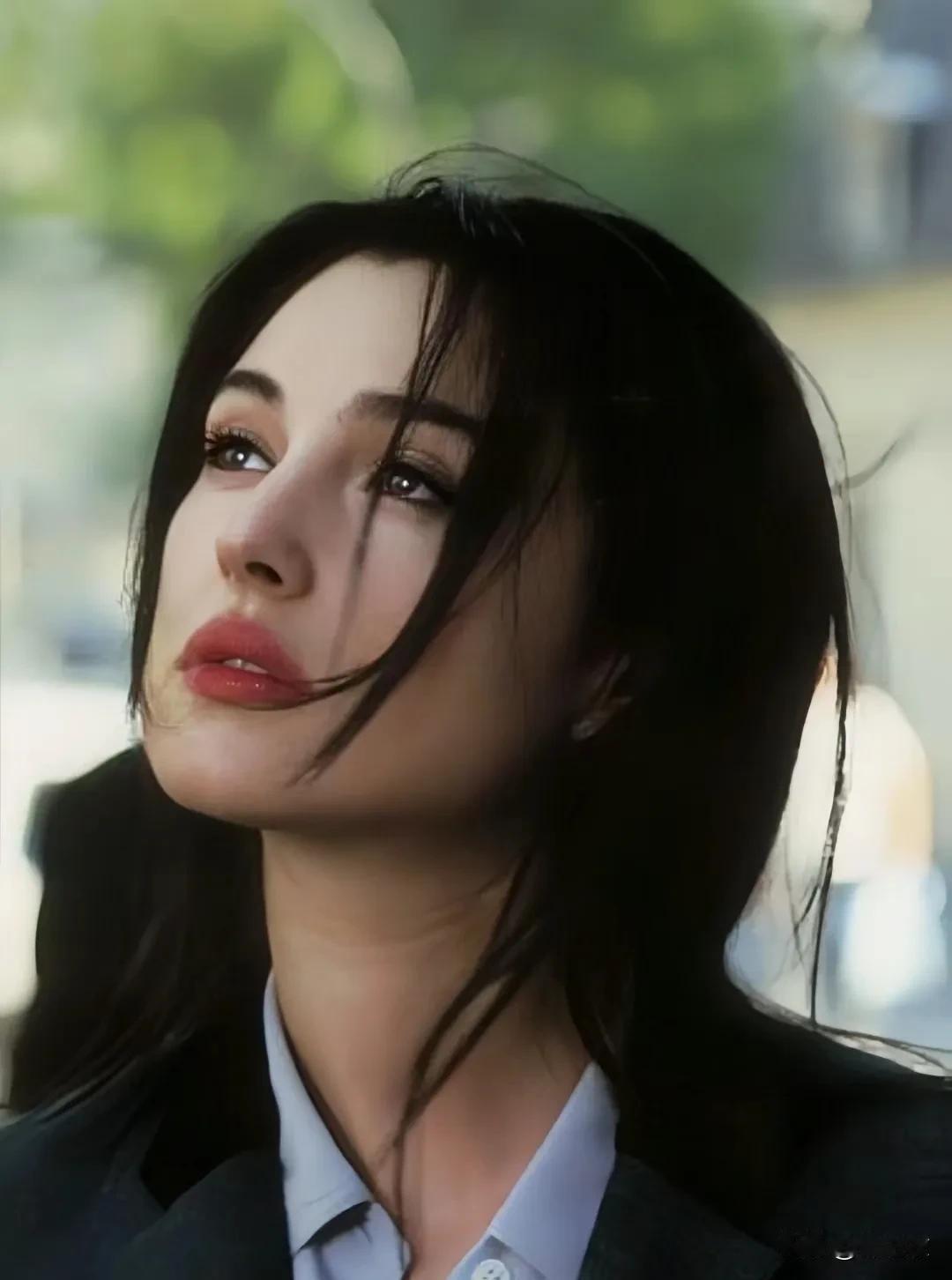 莫妮卡.贝鲁奇的脸蛋真美，简直就是挑不出一点错，但不喜欢她这款气质的，可能会ge