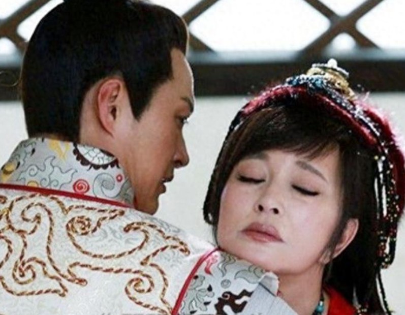 75岁刘晓庆和年轻演员拍宣传照再扮少女，她是一点都不服老！ 
 
年龄只是个数字