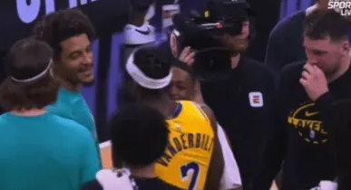 昨日NBA常规赛，湖人客场91-107不敌马刺。
这场比赛，范德比尔特首发登场1