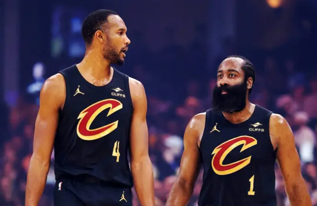 大家生气的点是，要摆烂就一个主力都别上，那样没人说什么。这场打老鹰上了哈登和莫布