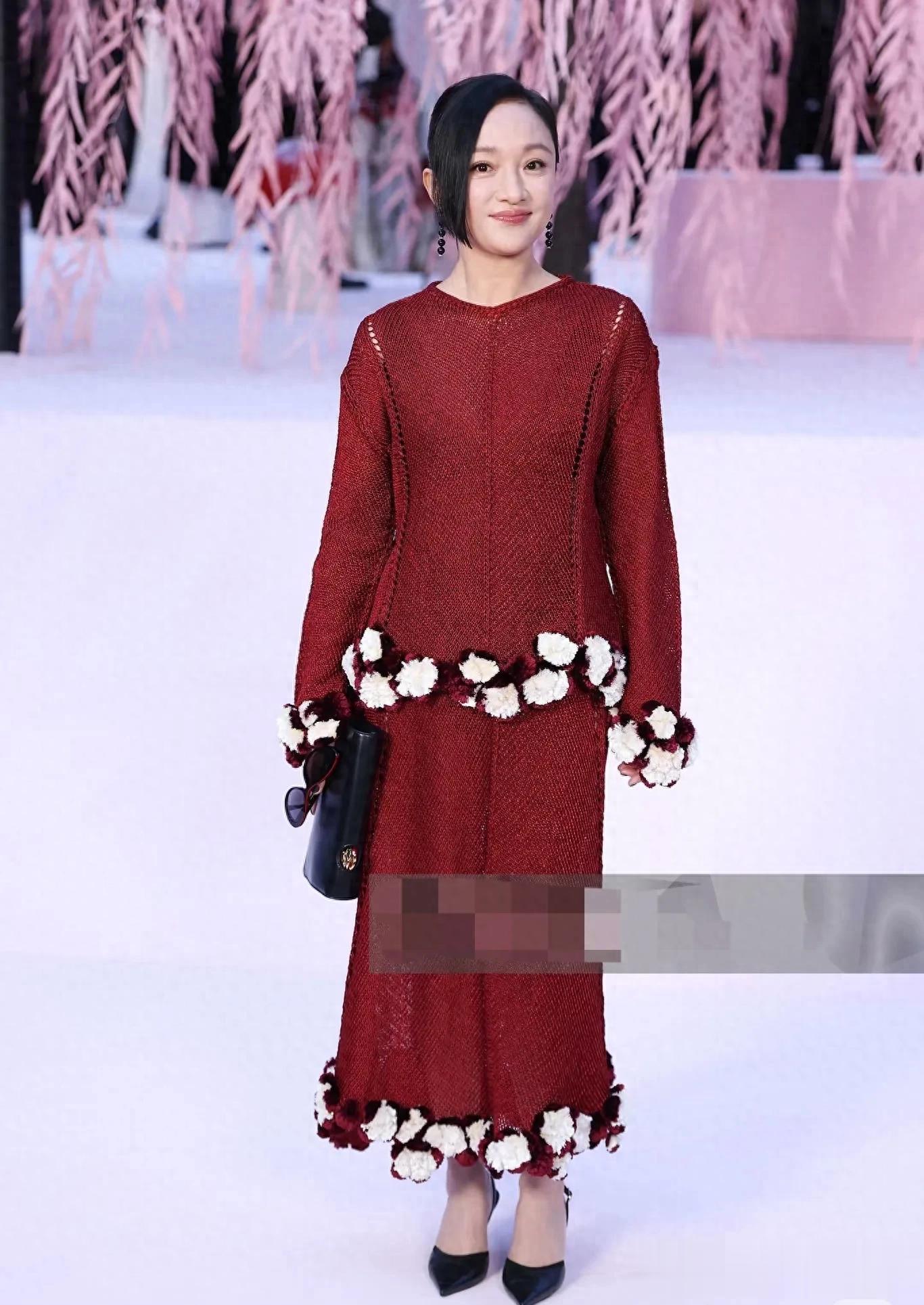 周迅现身香奈儿大秀，红装造型引热议