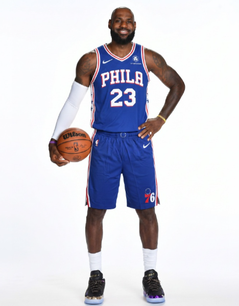 詹姆斯的合同没有交易否决权
交易否决权规则条件：拥有8年NBA球龄，并且在签约球
