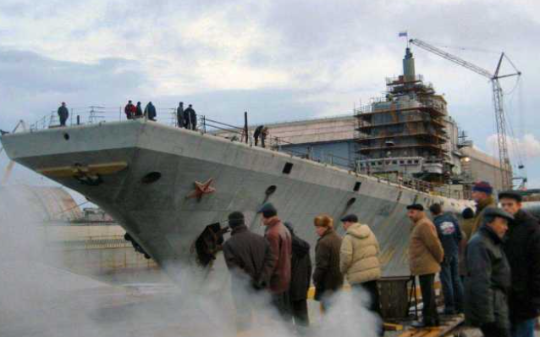 俄罗斯白送印度一艘航母，俄罗斯有这么好心？俄罗斯这波神操作15年坑了印度100亿美元！