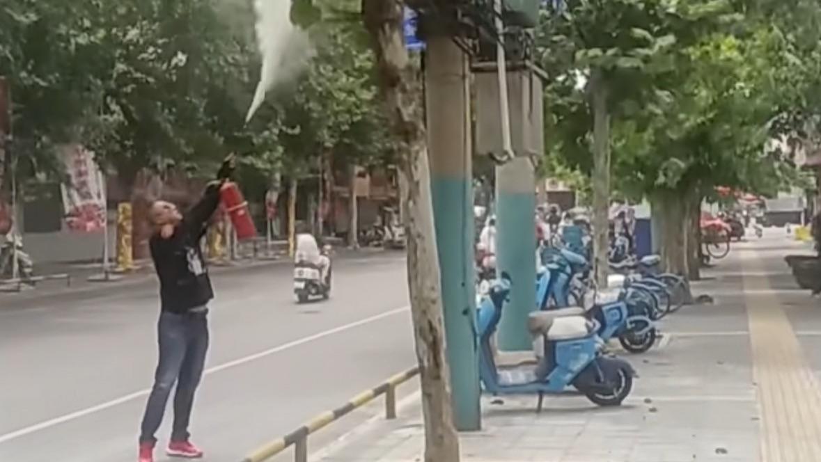 路遇电线起火 公交司机“教科书式”扑救