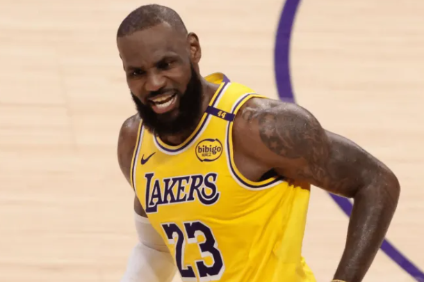 NBA季后赛，湖人对阵火箭的比赛正在进行中。
第二节比赛结束，湖人50-48领先