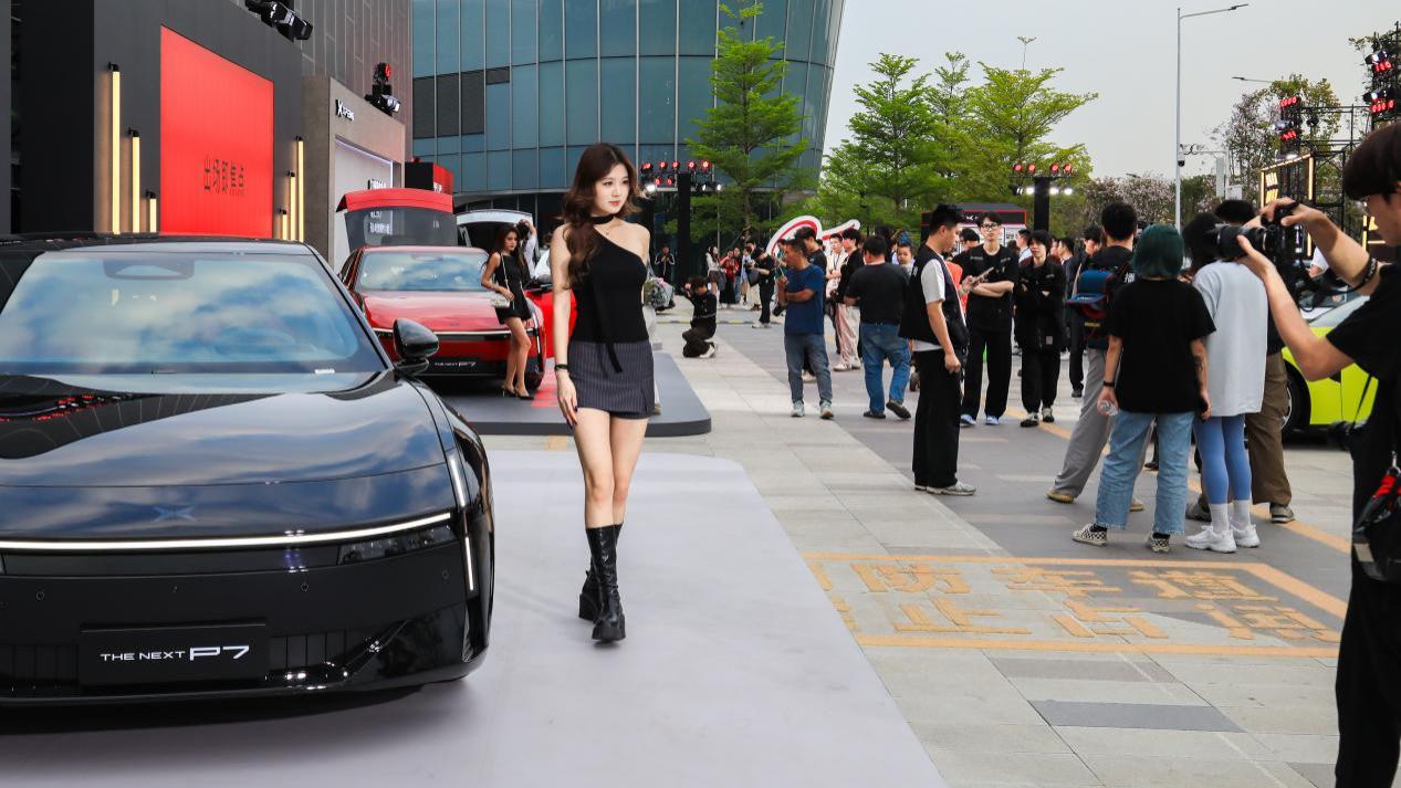 没有任何发布会比小鹏P7的长腿细腰时尚小姐姐多
