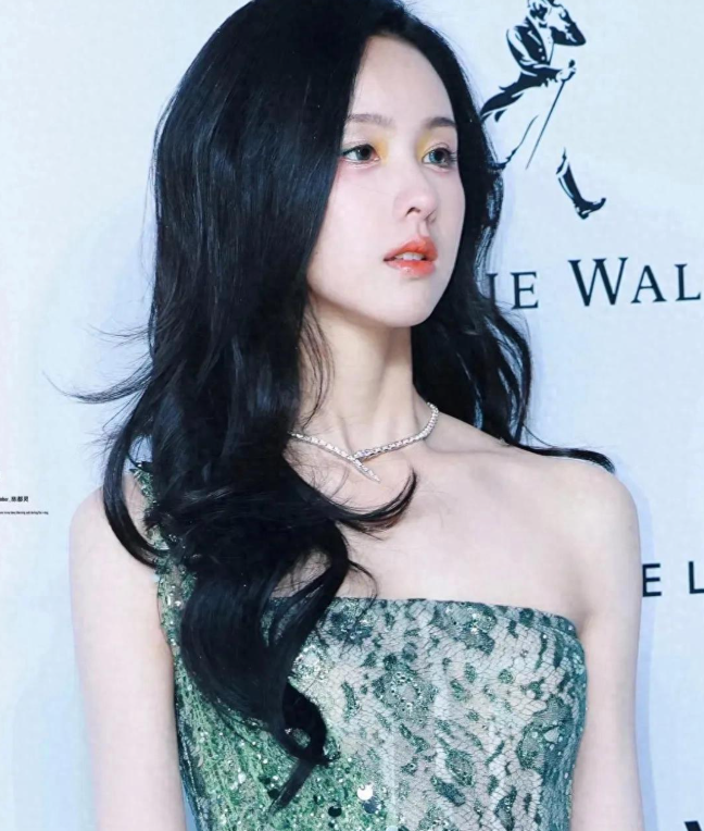 陈都灵身穿一袭绿色亮片抹袭礼服裙
美的如此“清新脱俗”