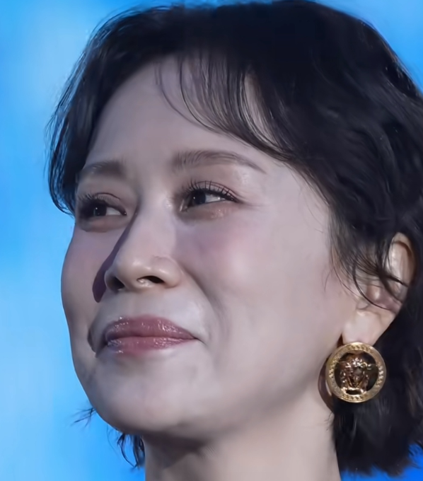 这二十多年更像一笔算得准的投资
海清脾气急，一半是家里惯的傲气，一半是娱乐圈逼出