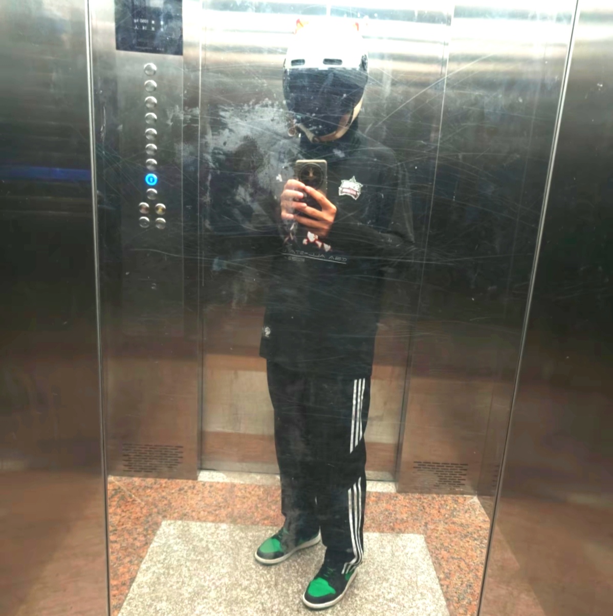 到现在还有人疑惑
为什么我点的外卖
外卖员没穿工作装？
或者我点的美团的
怎么是