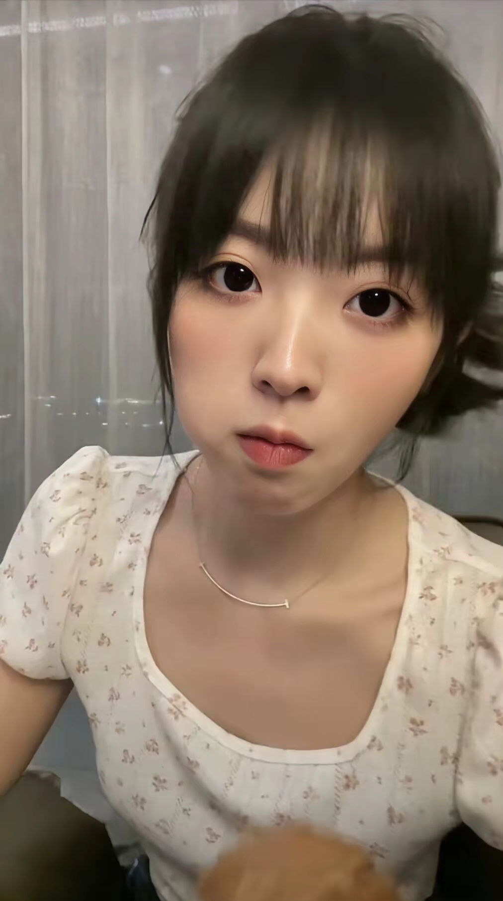 前阵子看田曦薇穿紧身吊带裙出席活动，肩颈线条利落，腰臀比掐得刚刚好，镜头扫过去时