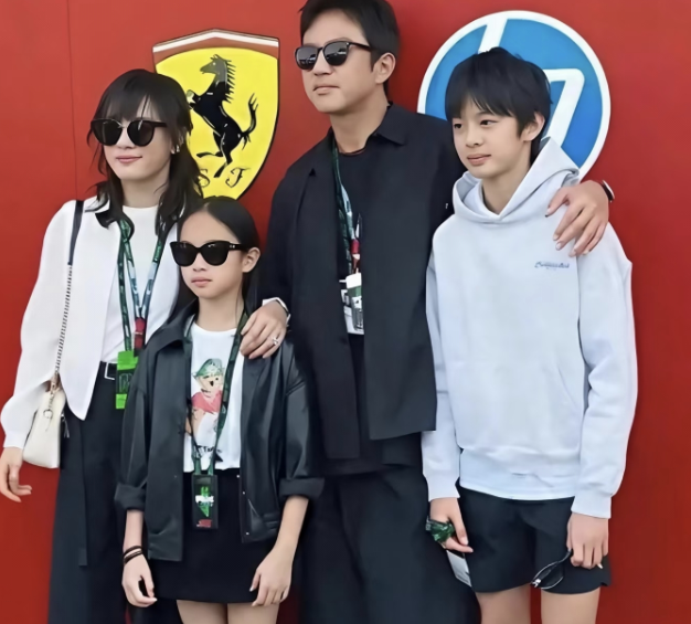 邓超说儿子像我也就算了
本想着女儿小花多随随孙俪，白白净净、安安静静的，结果现实