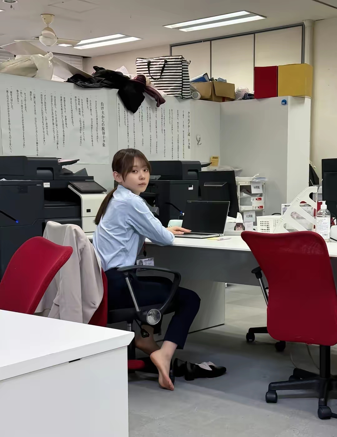 谁懂！在办公室光脚的含金量？