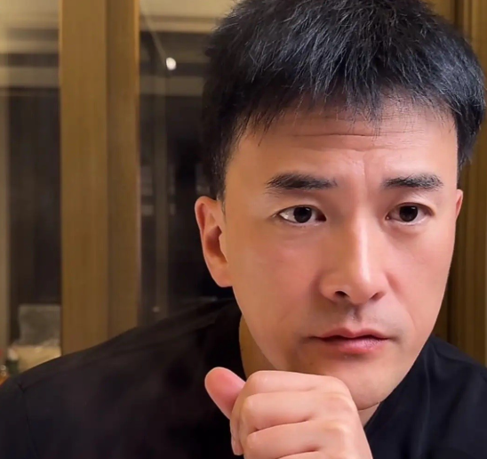 赫子铭大方开直播回应前妻何洁的数度各种指控
面对网友铺天盖地的各种质疑，赫子铭集