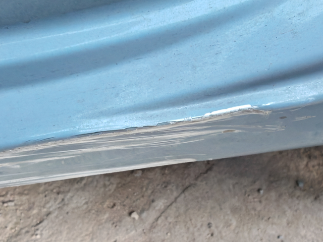 干水泥疙瘩上了请问应该怎么修
蹭到水泥疙瘩上了，请问大家这个应该怎么修？多少价格