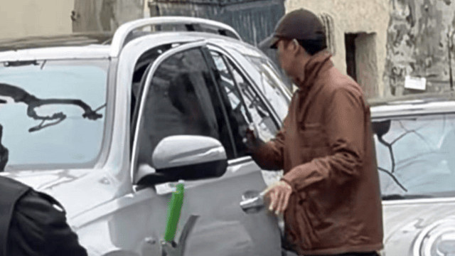 48岁王阳开奔驰接女儿放学！