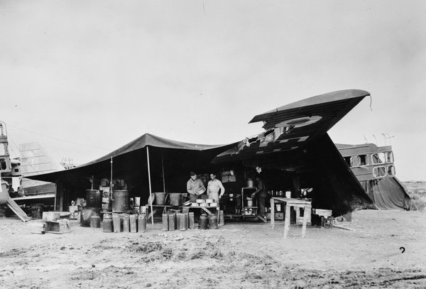 1943年北非战场：废弃布洛赫MB.200轰炸机改造的美军野战厨房