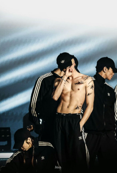 看了演唱会直拍，不得不佩服王鹤棣的身材管理。肌肉线条练得刚刚好，结实又不会过分夸