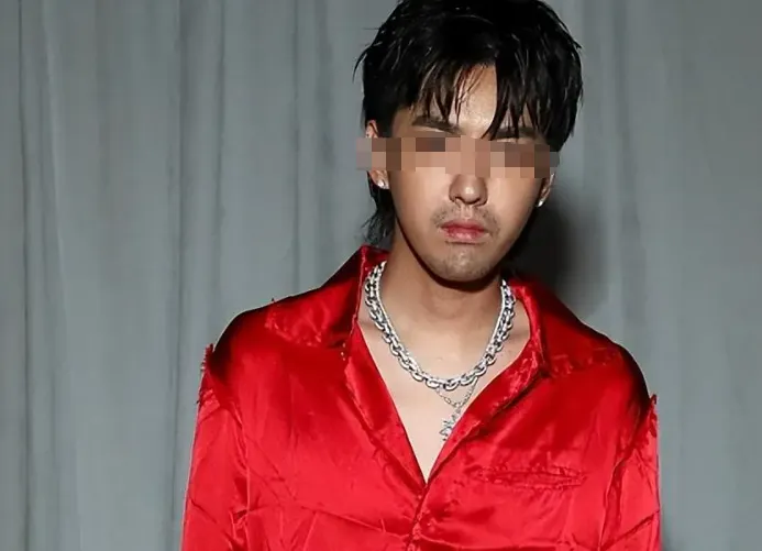 签儿入狱这几年，背后的戏比台前还足。

当初调查启动时，他可没少砸钱压消息，人脉