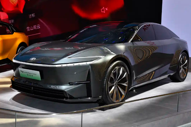 广汽丰田纯电轿车铂智7上市，限时权益价14.78万起
外观设计方面：追求辨识度与