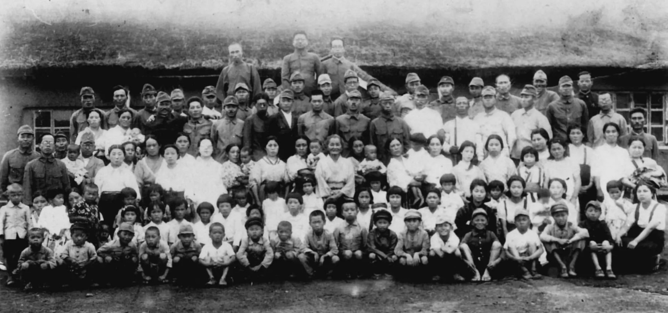 1942年，哈尔滨郊外的日本人合影。