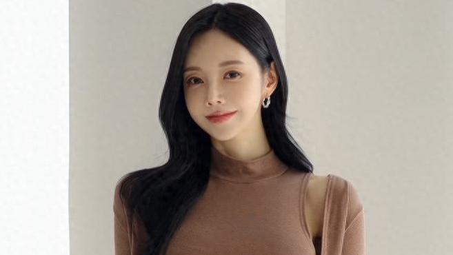 寒河凝玉镜初开，仙子凌风舞雪台，旋若惊鸿踏雪痕，玉面银光映七彩