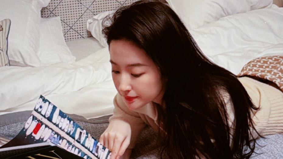 刘亦菲INS晒新照：针织衫短裤西裤显干练，大长腿好抢眼！