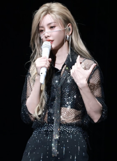 低温下坚持演出，晕倒前还转身背对观众。敬业得让人心疼，请团队务必把于文文的健康放