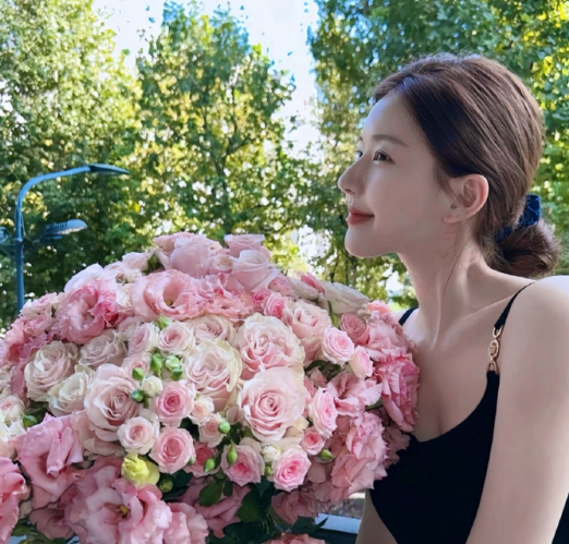 当花瓣吹落耳畔，轻声在说爱你