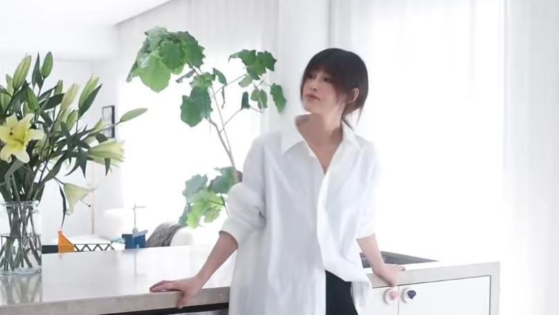 40岁女演员晒北京平层！8万餐桌，10万沙发，不拍戏日子照样滋润