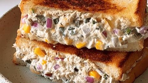 今日早餐推荐：香浓金枪鱼芝士玉米三明治，简单又饱腹！