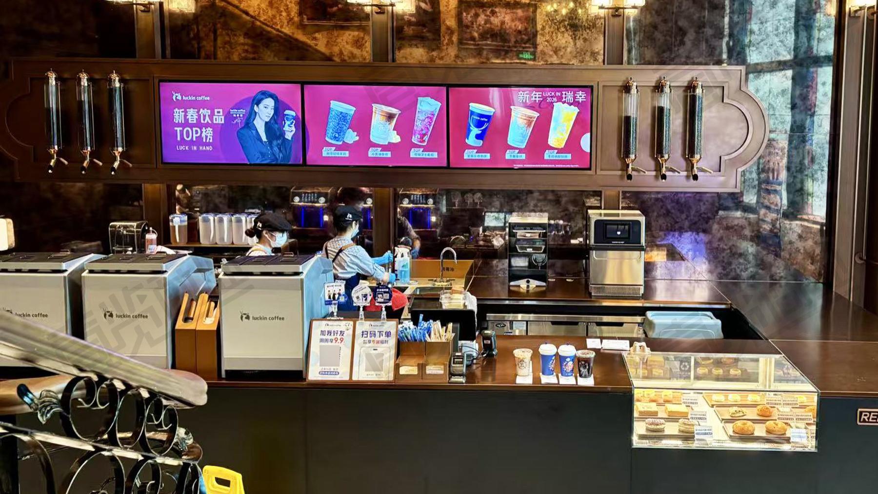 一年开13家主题大店，瑞幸不想只做快取生意
