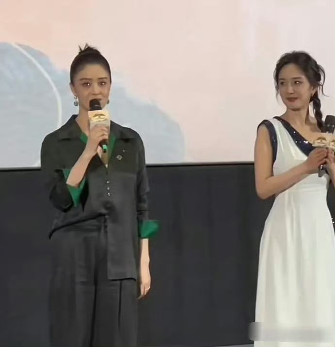 蒋欣单看个人照显得壮壮的，可是和杨幂同框，这张脸看上去竟然比杨幂的还小？ 