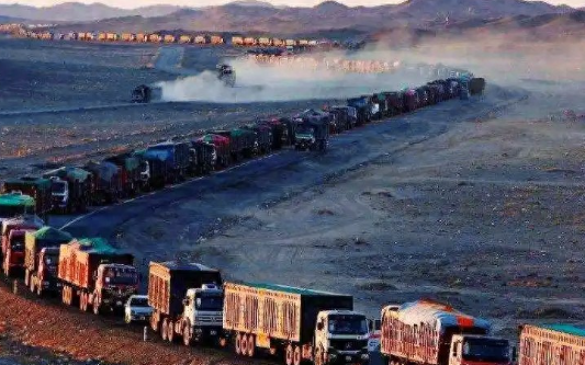 在美国的利诱下，蒙古煤炭停供中国转向日韩，现在蒙古已经反悔了，他终于知道和中国作对的下场有多可怕…