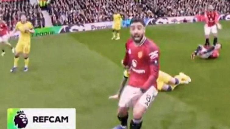 曼联球星对裁判的反应记录下来引关注！